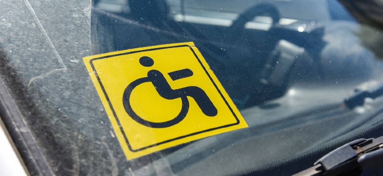 Как официально ездить со знаком инвалид 
