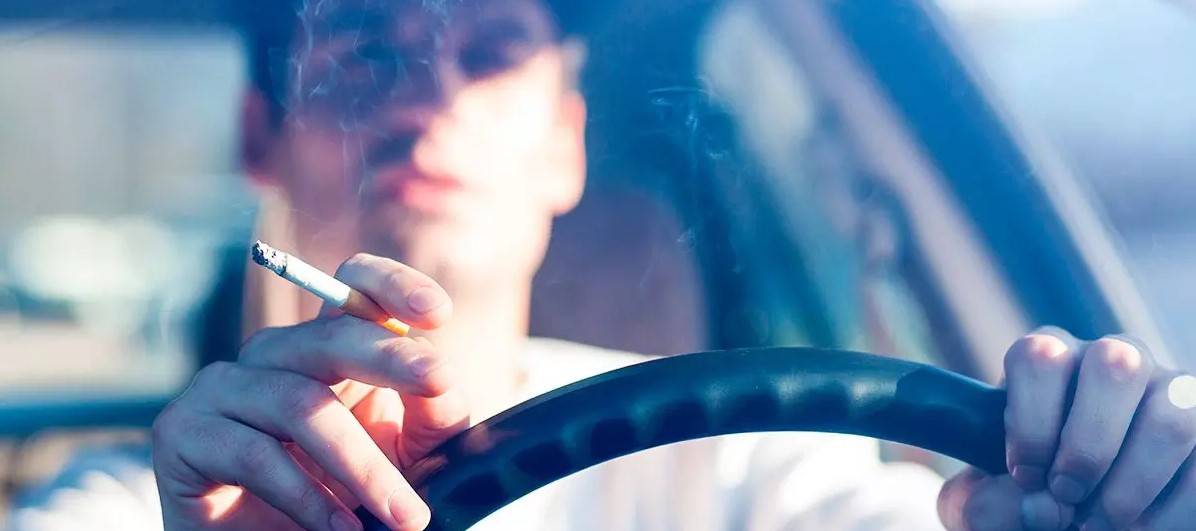 Se puede fumar mientras conduces